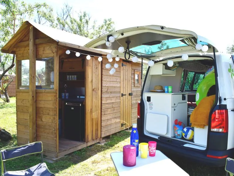 Forfait Premium Freecamp : Emplacement + Sanitaire Privé + Coin Cuisine Privé + Électricité