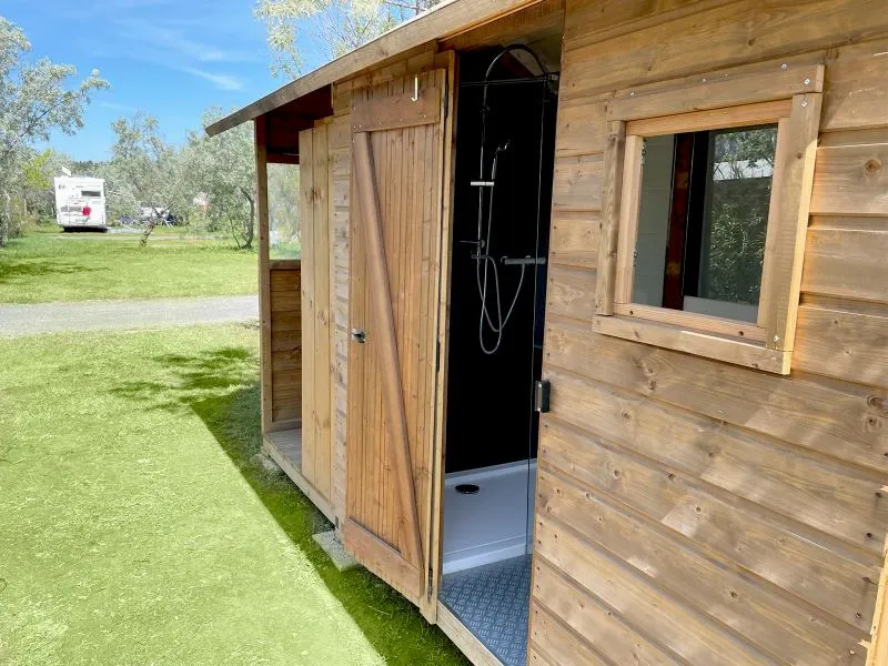 Forfait Premium Freecamp : Emplacement + Sanitaire Privé + Coin Cuisine Privé + Électricité