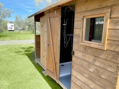 Pitch Premium Freecamp : private bathroom + private kitchen area + electricity