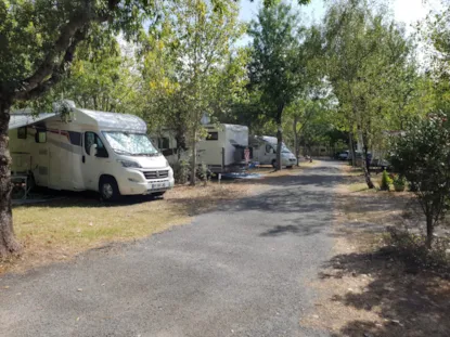 Piazzola Confort (1 Tenda, Roulotte, Camper / 1 Auto / Elettricità 10A)