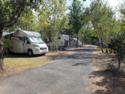Kampeerplaats(en) - Basisprijs Comfortplaats (1 Tent, Caravan Of Camper / 1 Auto / Elektriciteit 10A) - Sites et Paysages Le Fief de Melin