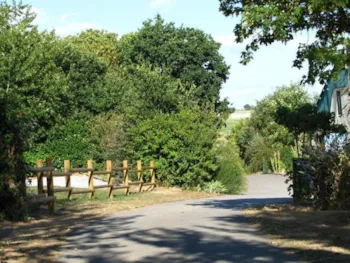Stellplatz - Stellplatz + Zelt Oder Wohnwagen + Auto - Camping de Kernéjeune