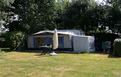 Outdoor relaxation spot + tent or caravan + vehicle, without electricity — 2