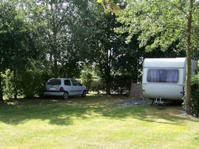 Outdoor relaxation spot + tent or caravan + vehicle, without electricity — 3