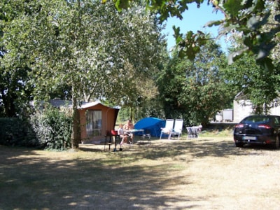 Pitch Grande Famille + tent or caravan + car + electricity — 2