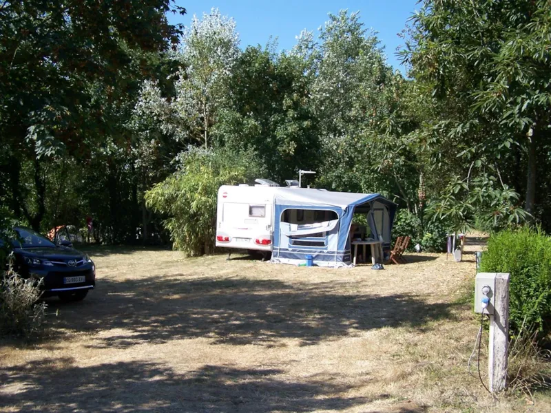Emplacement Plein Air Détente + Tente Ou Caravane + Véhicule