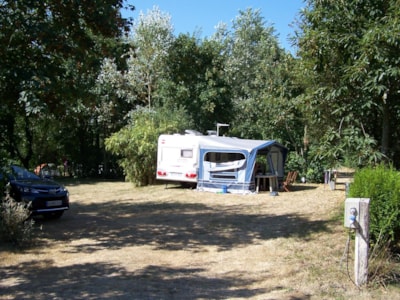 Outdoor relaxation spot + tent or caravan + vehicle, without electricity — 5