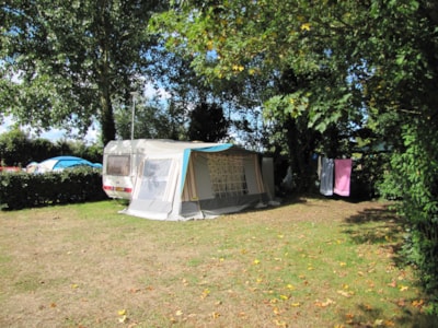 Outdoor relaxation spot + tent or caravan + vehicle, without electricity — 4