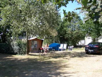 Stellplatz - Stellplatz Famille + Zelt Oder Wohnwagen + Auto + Strom - Camping de Kernéjeune