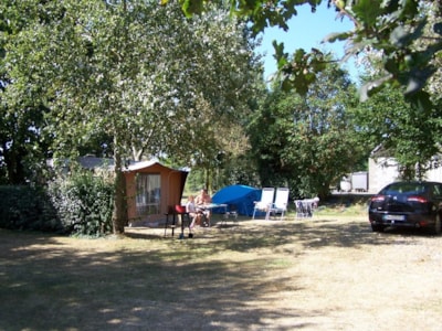 Pitch Famille + tent or caravan + car + electricity — 1