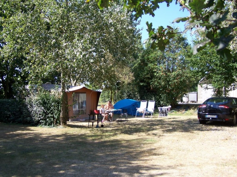 Standplaats Famille + tent of caravan + auto + elektriciteit