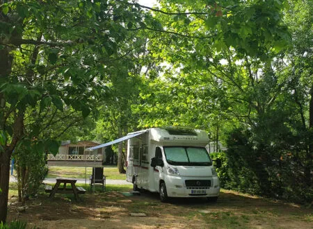 Stellplatz - Reisemobilpaket (Entleeren + Anliefern) - Inkl. Strom - - image n°1 - Camping l'Oasis des Garrigues