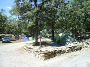 Emplacement - Stellplatz + Fahrzeug - Camping les Chênes