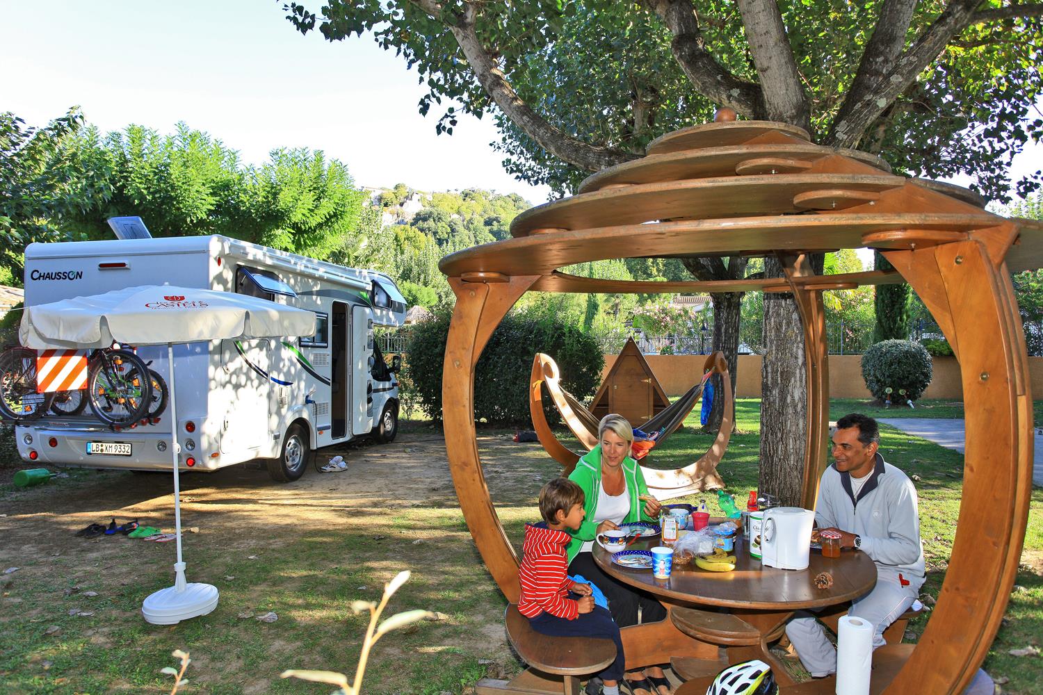Pitch - Premium Pitch - Electricity 10A, Water + Drainage Point + Garden Furniture + Refrigerator + Free Wifi - Camping L'Ardéchois