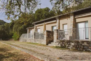 Locatif - Pavillon 4 avec vue - 1 chambre avec Clim + terrasse et TV - Domaine des BLACHAS