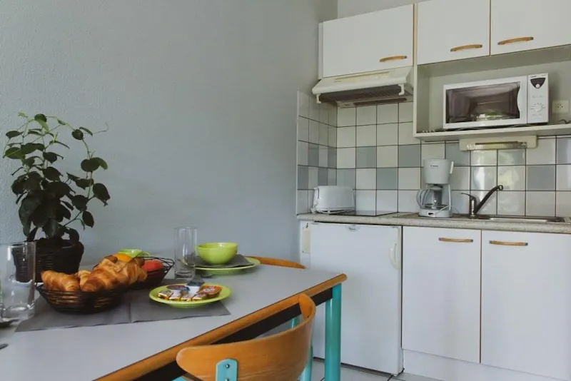 Studio 3 Places Avec Balcon + Climatisation + Tv 20 M2