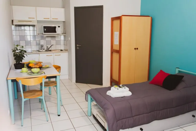 Studio 3 Places Avec Balcon + Climatisation + Tv 20 M2