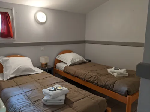 Location - Pavillon 6- 1 Chambre + 1 Chambre Cabine + Terrasse + Climatisation + Tv - 40M² - image n°4 - Domaine des BLACHAS