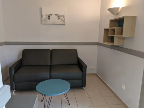 Location - Pavillon 6- 1 Chambre + 1 Chambre Cabine + Terrasse + Climatisation + Tv - 40M² - image n°2 - Domaine des BLACHAS