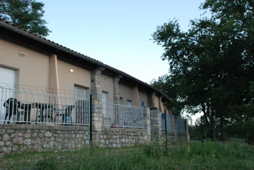 Location - Pavillon 4 Avec Vue - 1 Chambre Avec Clim + Terrasse Et Tv - image n°2 - Domaine des BLACHAS