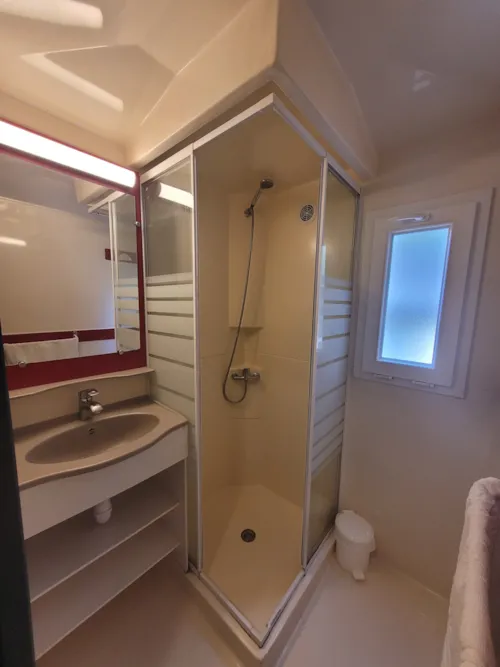Location - Mobilhome 4/6 Confort - Avec Terrasse + Climatisation + Tv 40M² - image n°7 - Domaine des BLACHAS