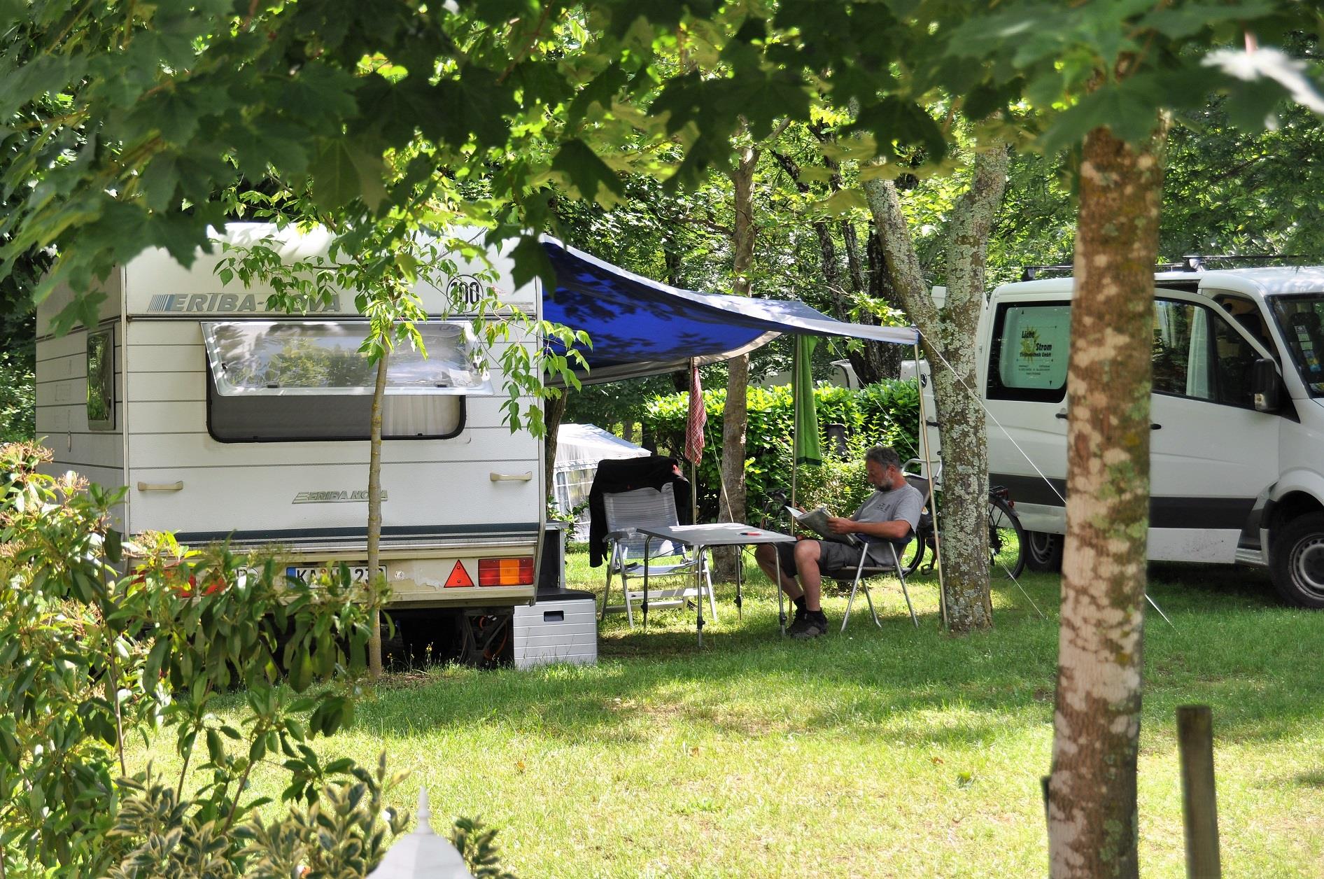 Kampeerplaats - Standplaats Tent 80-100M² + 1 Auto + Wifi - Camping Lou Rouchetou