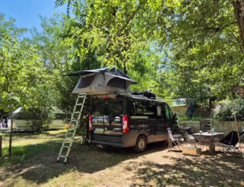 Stellplatz - Stellplatz  ( 1 Fahrzeug, 1 Zelt/Wohnwagen) - Camping Lou Rouchetou