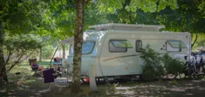 Emplacement - Stellplatz Camping ( 1Fahrzeug, 1Zelt/Wohnwagen) - Camping Lou Rouchetou