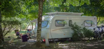 Stellplatz - Stellplatz  ( 1 Fahrzeug, 1 Zelt/Wohnwagen) - Camping Lou Rouchetou