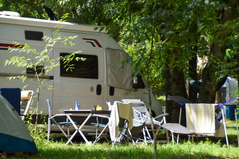Emplacement Camping ( 1Véhicule, 1Tente/Caravane)