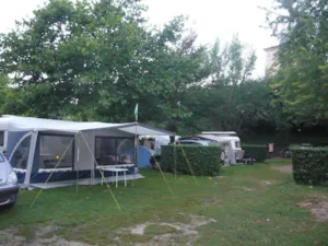 Emplacement - Stellplatz: Auto + Zelt/Wohnwagen oder Wohnmobil. - Camping de Retourtour
