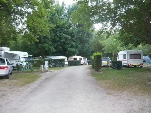 Stellplatz - Stellplatz: Auto + Zelt/Wohnwagen Oder Wohnmobil. - image n°2 - Camping de Retourtour