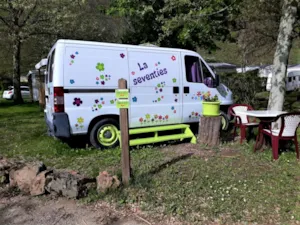 Locatif - Ausgebauter Lieferwagen "La Seventies" - Camping de Retourtour