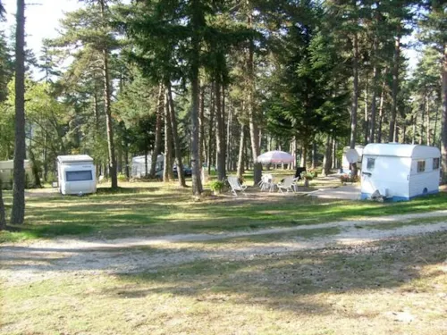 Emplacement - Forfait Emplacement Tente/Caravane/Camping-Car - image n°2 - Camping du Lac de Devesset