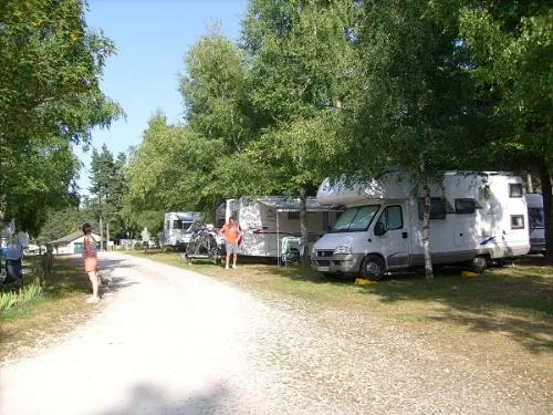 Emplacement - Forfait Emplacement Tente/Caravane/Camping-Car - image n°7 - Camping du Lac de Devesset