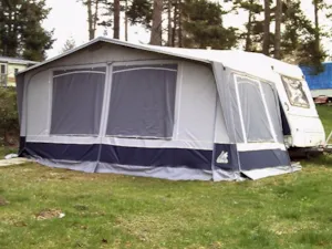 Locatif - caravane 4 places avec auvent toile - Camping du Lac de Devesset