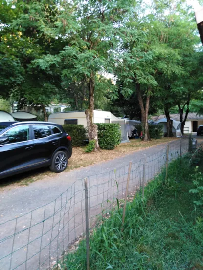 Forfait 2 Personnes : Emplacement  1 Voiture +Electrcité 10A+ Douche Chaude