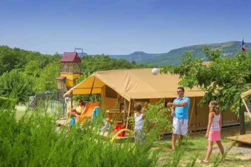 Mietunterkunft - Ausgestattetes Zelt 20M² - image n°2 - Capfun - Camping Le Merle Roux