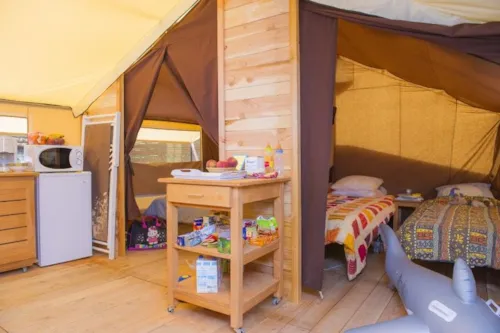 Mietunterkunft - Ausgestattetes Zelt 20M² - image n°3 - Capfun - Camping Le Merle Roux