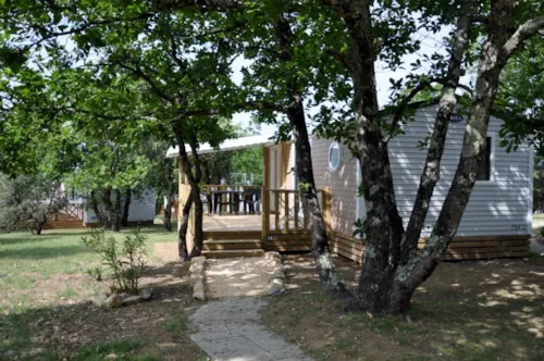 Mietunterkunft - Cottage "Cade" - 2 Schlafzimmer - Premium Plus Reihe - image n°2 - Camping L'Ombrage