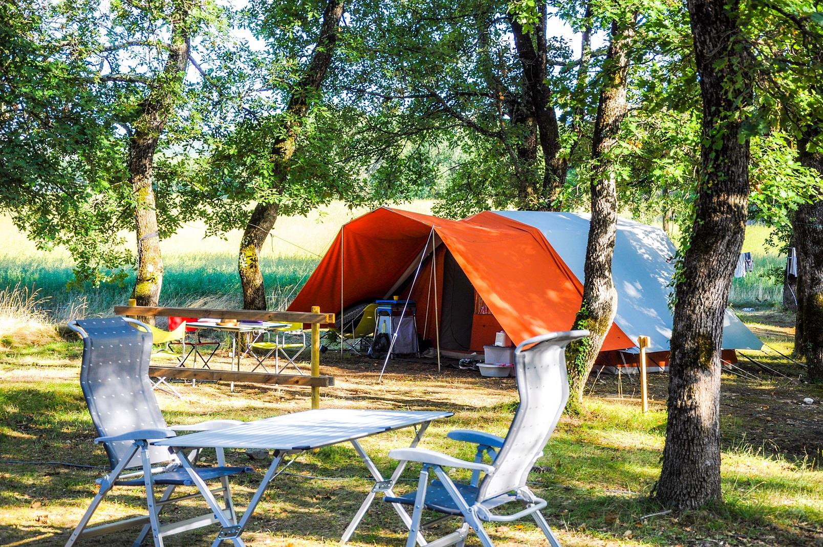 Stellplatz - Confort Pitch Xxl 150M², Including 10A Electricty - Camping L'Ombrage