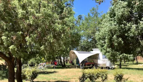 Stellplatz - Stellplatz Comfort Xxl (Strom 10A Inbegriffen) - image n°2 - Camping L'Ombrage