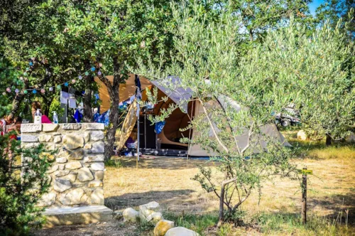 Stellplatz - Stellplatz Comfort Xxl (Strom 10A Inbegriffen) - image n°4 - Camping L'Ombrage