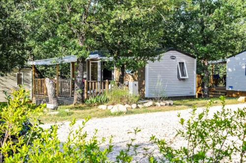 Mietunterkunft - Cottage "Laurier" - 2 Schlafzimmer - Reihe Confort - image n°3 - Camping L'Ombrage