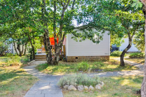 Huuraccommodatie(s) - Cottage “Micocoulier” - 2 Slaapkamers - Premium Assortiment - image n°2 - Camping L'Ombrage