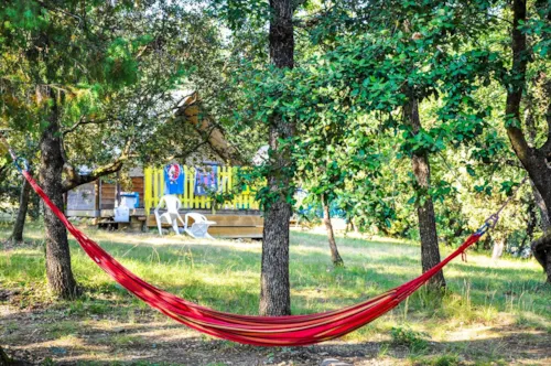 Mietunterkunft - Kanadische Hütte "Garrigue" - 2 Schlafzimmer - Ohne Sanitäranlagen - image n°4 - Camping L'Ombrage