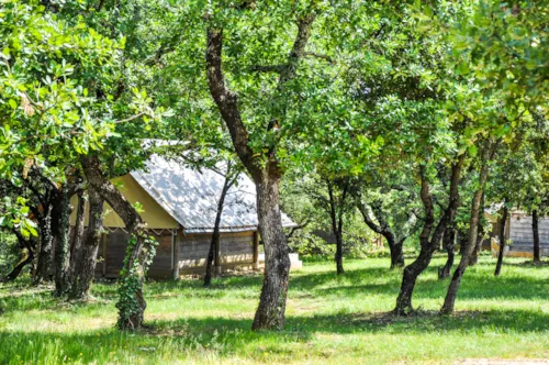 Mietunterkunft - Kanadische Hütte "Garrigue" - 2 Schlafzimmer - Ohne Sanitäranlagen - image n°2 - Camping L'Ombrage