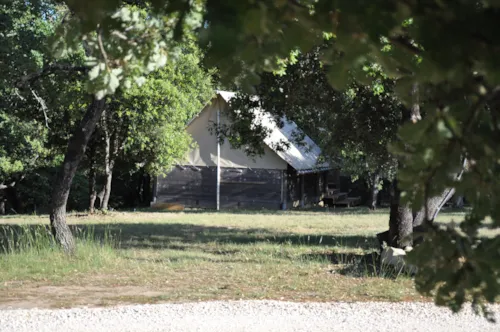 Mietunterkunft - Kanadische Hütte "Garrigue" - 2 Schlafzimmer - Ohne Sanitäranlagen - image n°7 - Camping L'Ombrage