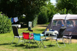 Kampeerplaats(en) - Natuurplaats 100 / 150M² (1 Tent, 1 Caravan Of 1 Camper) + Water - Camping du Lac de Saint Cyr