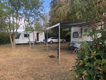 Stellplatz - Komfortstellplatz 100 / 150M² (1 Zelt, 1 Wohnwagen Oder 1 Wohnmobil) + Strom + Wasser / Abwasser - Camping du Lac de Saint Cyr